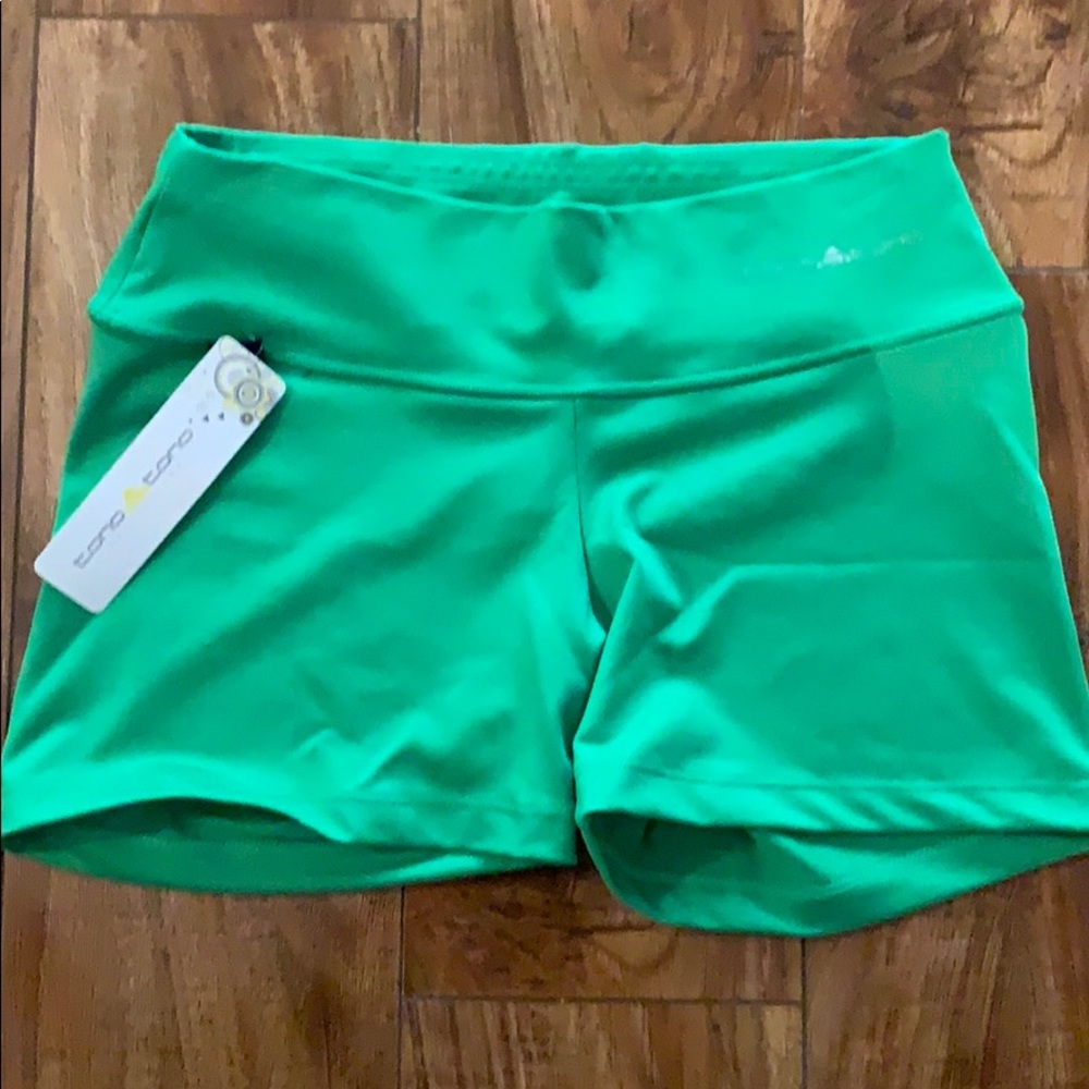 Tono a tono green shorts